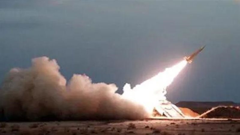 مقذوف حوثي يُصيب شخصين ويُتلف مسجدًا ومركبات في جازان