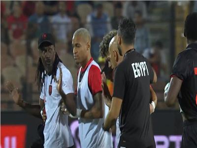 خناقة بالممر.. مشادة ساخنة بين حسام حسن والمدير الفني لمنتخب أنجولا!