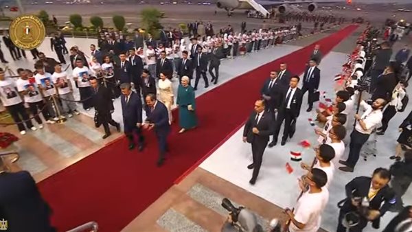 السيسي وقرينته يستقبلان شي جين بينج في القاهرة.. أعلام مصر والصين تزين المشهد