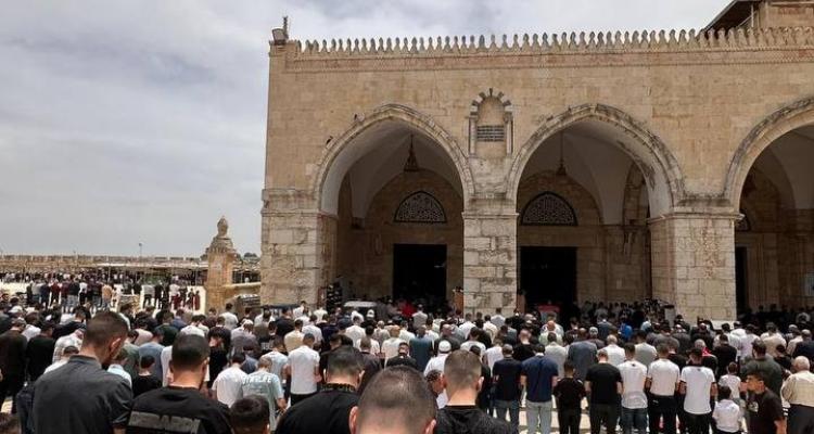 رغم القيود.. الأقصى يستقبل حشود المصلين
