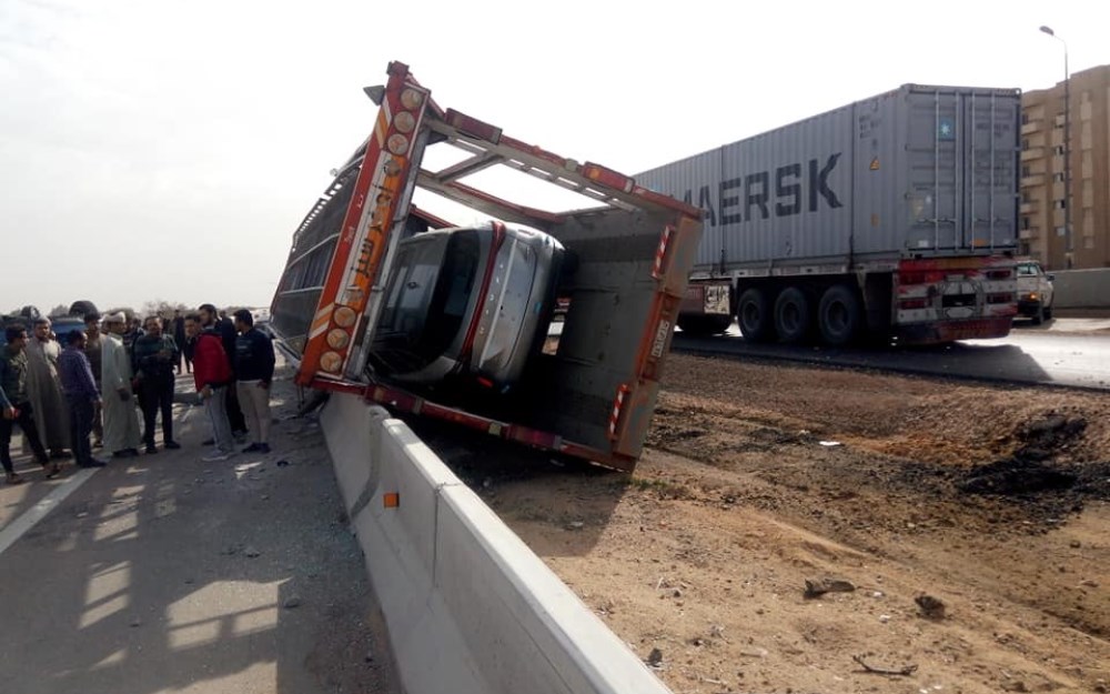انقلاب شاحنة محملة بـ8 سيارات جيتور على طريق الإسكندرية الصحراوي