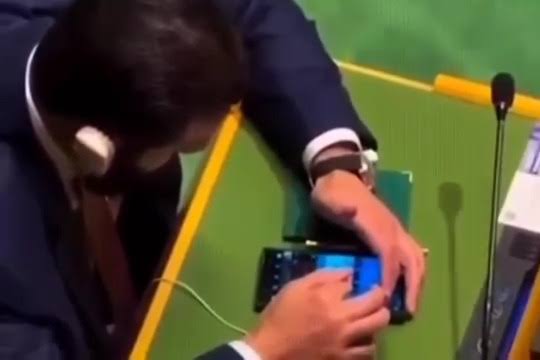 أحمد الشرع يشعل تفاعلاً واسعًا في الأمم المتحدة.. ماذا كان يفعل بهاتفه؟