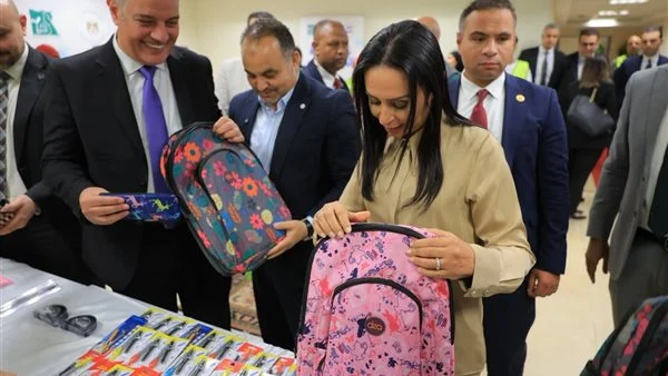 «بكرة المدرسة.. الخير في مصر».. وزيرة التضامن تشارك المتطوعين تجهيز الحقائب المدرسية