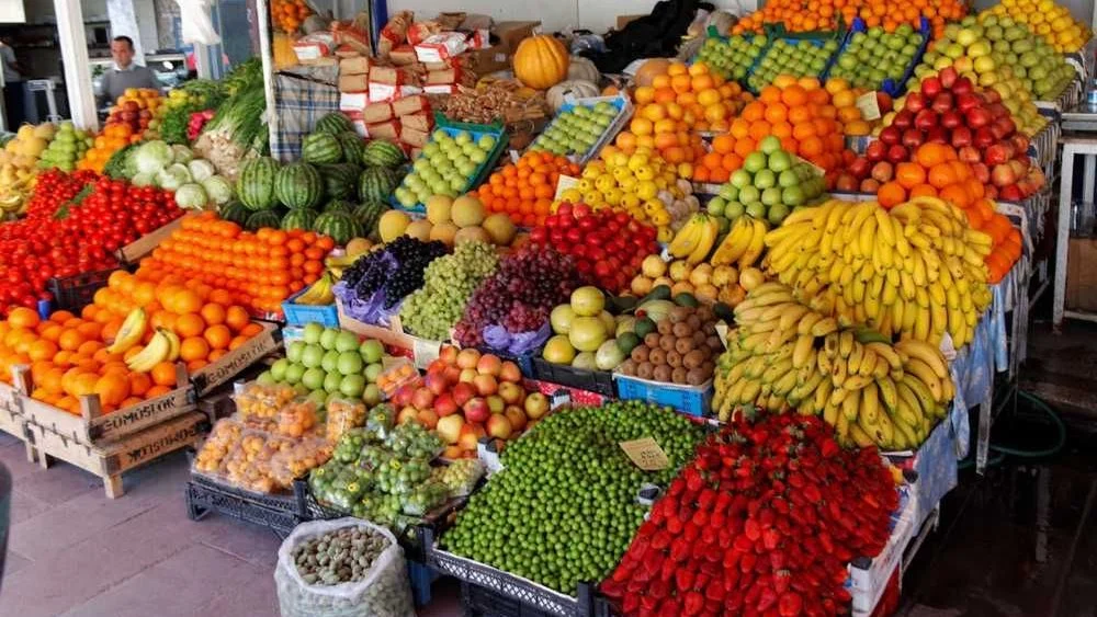 أسعار الخضروات والفاكهة اليوم.. الطماطم تبدأ من 10 جنيهات والبامية تصل لـ40