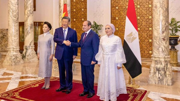 السيسي وقرينته يودعان الرئيس الصيني شي جينبينج بمطار القاهرة