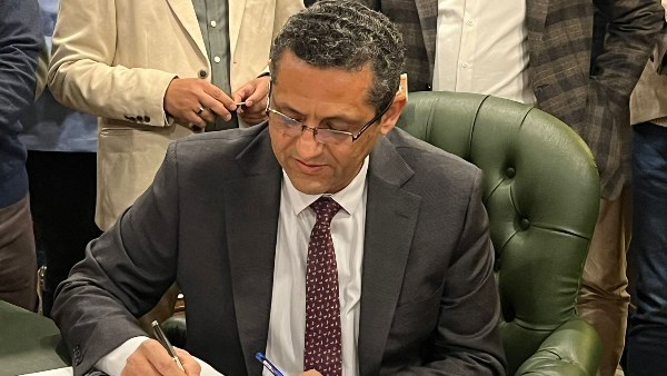 نقيب الصحفيين يحسم الجدل حول عضوية العاملين بالصحافة الإلكترونية