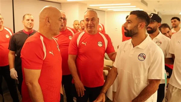 لاعبو منتخب مصر يحتفلون بالتوأم حسام وإبراهيم حسن بعد تجديد التعاقد حتى 2030