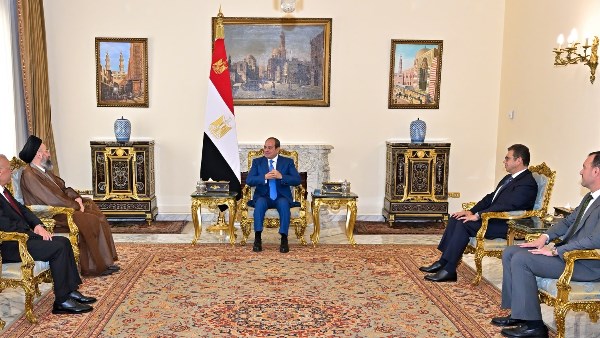 السيسي يشدد على دعم العراق ويدعو لتغليب الحلول السلمية للأزمات