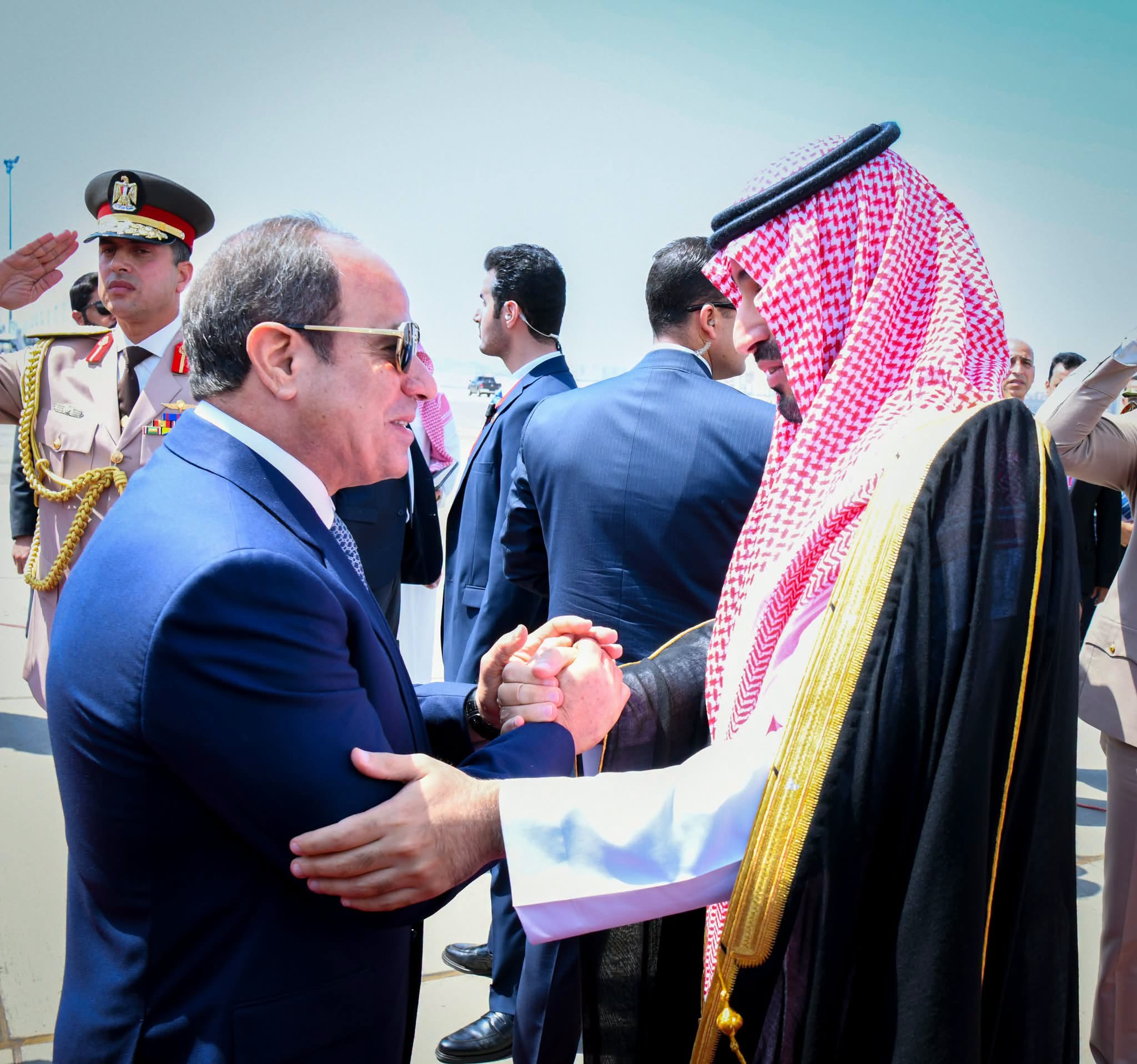 السيسي يودع ولي العهد السعودي في مطار القاهرة عقب ختام زيارته لمصر