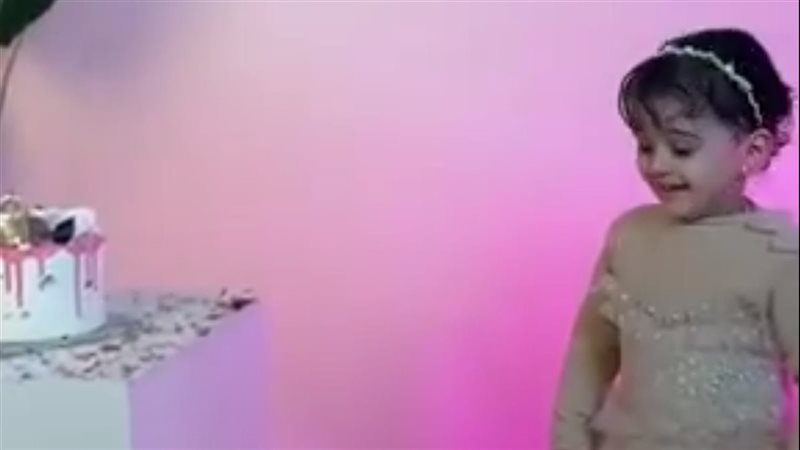 خنقها وطعنها 3 مرات.. القصة الكاملة لمقتل الطفلة كارما على يد والدها