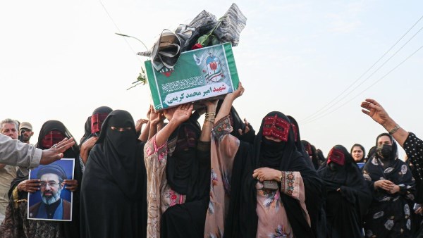 تشييع ضحايا قصف حفل الزفاف في إيران.. هتافات غاضبة ضد استهداف المدنيين