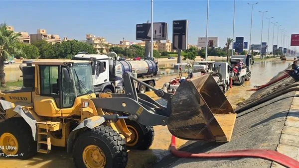 أجهزة الإسكان تواصل شفط المياه وإصلاح خط طريق الواحات على مدار الساعة