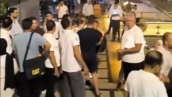 تجمع متضررين أمام فرع “صن دايز”.. وبلاغات تتهم الشركة بالاستيلاء على أموال العملاء