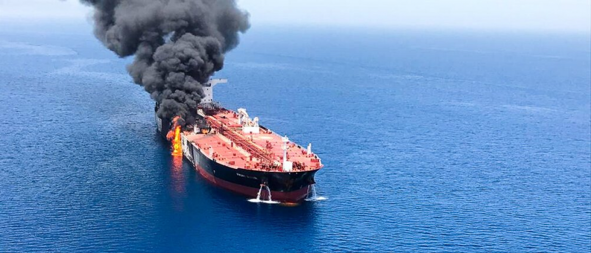 قذيفة مجهولة تشعل النيران في سفينة بمضيق هرمز