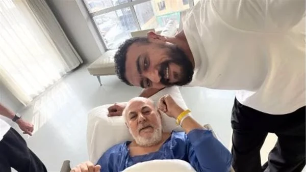 أحمد العوضي يطلب الدعاء لوالده بعد تعرضه لوعكة صحية
