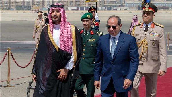 السيسي يستقبل ولي العهد السعودي محمد بن سلمان في مطار القاهرة