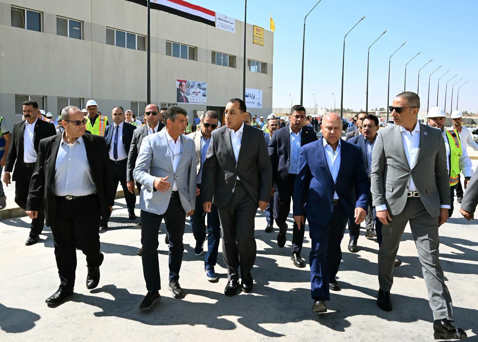 مدبولي يستقل مونوريل غرب النيل.. تفاصيل الجولة وموقف التشغيل التجريبي
