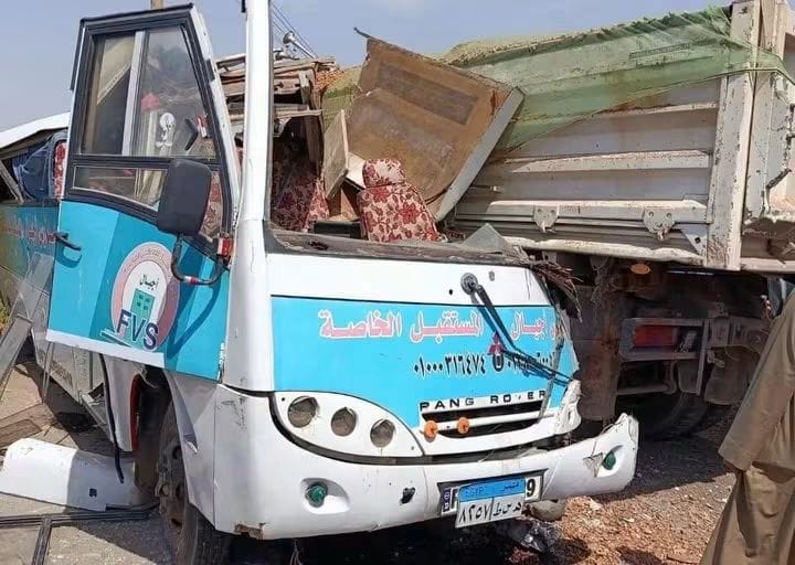 بينهم 7 طلاب.. تفاصيل تصادم أتوبيس مدرسة وسيارة نقل بسوهاج