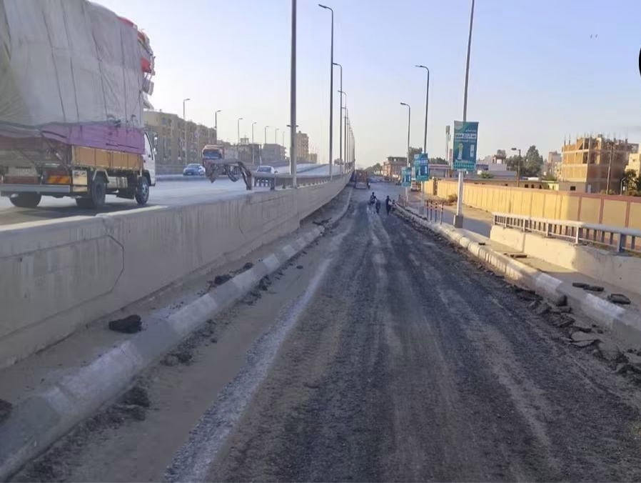 مجلس الوزراء يعلن الانتهاء من إزالة الأسفلت المتضرر بطريق الخدمة بإيتاي البارود والبدء في أعمال الرصف