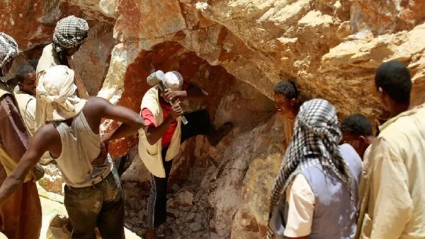 مأساة جديدة في السودان.. مصرع 11 شخصًا وإصابة 30 بانهيار منجم