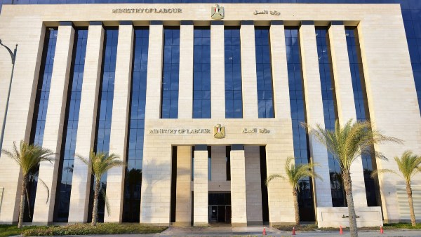 بعد توجيهات السيسي.. وزارة العمل تتحرك لحماية العمالة المنزلية بقانون جديد