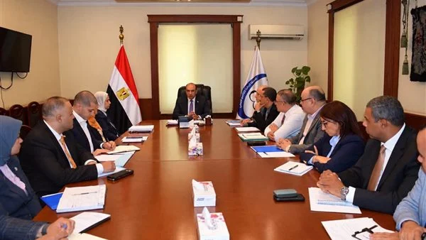 رئيس التأمين الصحي يوجه بسرعة التعامل مع شكاوى البطاقات وتوفير الأدوية الأساسية
