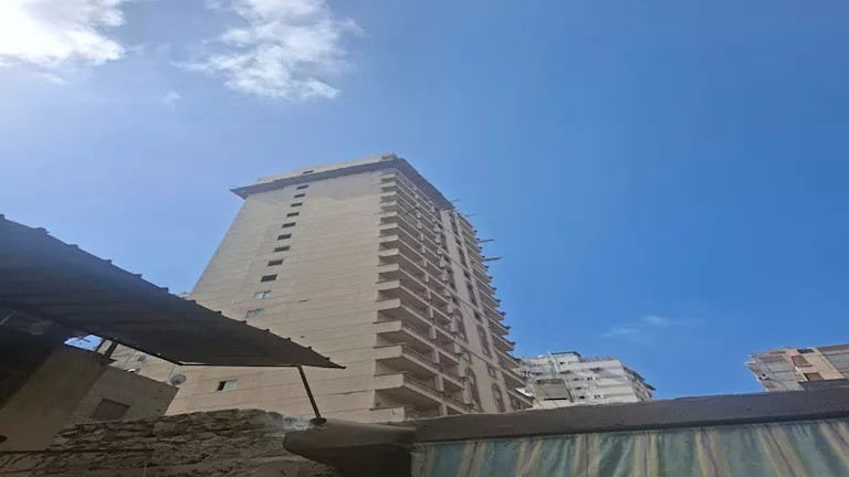 إخلاء السكان وتوفير المياه.. تحرك عاجل بعد ميل عقار في الإسكندرية
