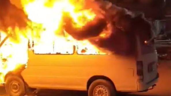 حريق يلتهم ميكروباصًا في شارع فيصل بالجيزة
